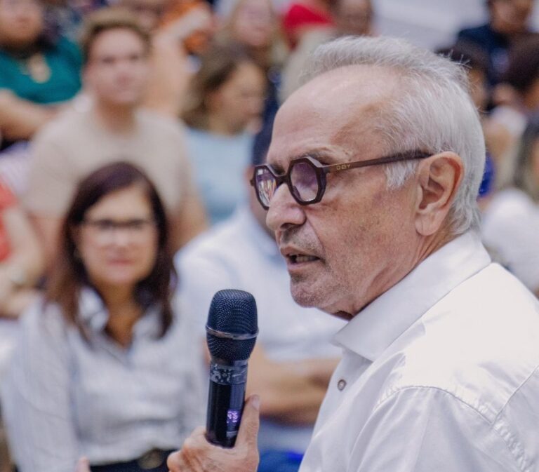 Cícero Lucena anuncia aumento de 27,5% na gratificação dos gestores das escolas municipais de João Pessoa