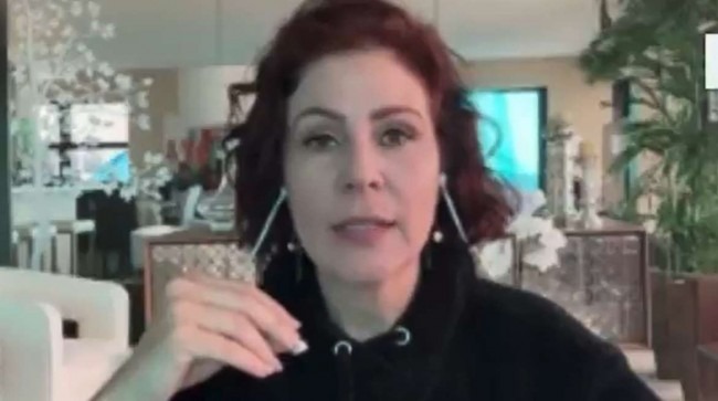 Fora do Brasil, Carla Zambelli já começou a nova “missão”…